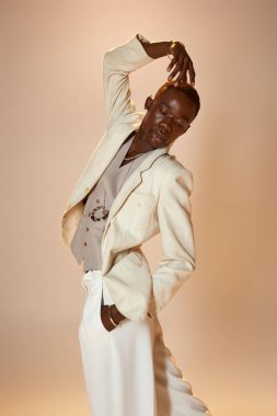 Genç bir Afrikalı Amerikalı şık kıyafetini dikkat çekici bir pozla sergiliyor..