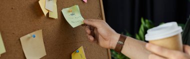 Odaklanmış bir birey mantar panodan yapışkan bir not alır ve yaratıcılıkla organizasyonu karıştırır..