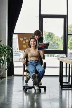 Meslektaşlar parlak, yaratıcı bir ofis ortamında keyifli bir anın tadını çıkarırlar..
