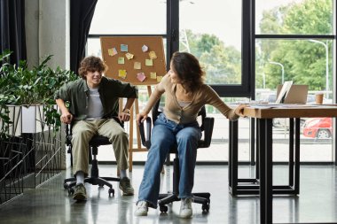 İki meslektaş bir ofiste yaratıcılık ve işbirliği sergileyerek dostça bir an yaşarlar..