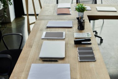 Temiz bir ofis ortamında düzgün düzenlenmiş çalışma alanı harmanlama teknolojisi ve organizasyonu.