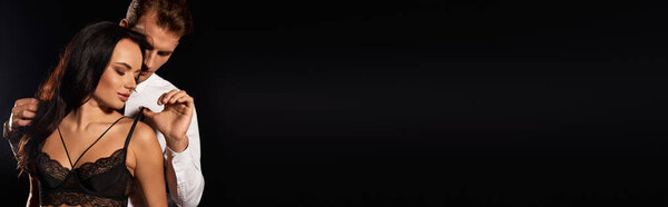 Пара разделяет нежный момент, демонстрируя свою глубокую привязанность в очаровательной атмосфере.