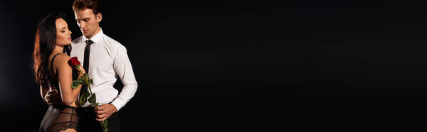 Красивая пара обнимается в очаровательной атмосфере, излучающей романтику и желание.