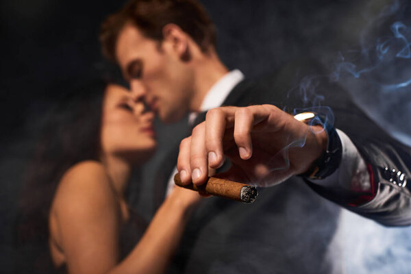 Красивая пара разделяет интимный момент, их губы почти касаются, как желание наполняет воздух.