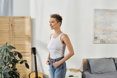 Parlak ve neşeli kadın evinde güven içinde dikilirken güzelliğini kutluyor..