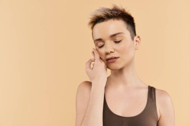 Genç bir kadın benzersiz güzelliğiyle kendini kabullenme ve kendine güven yayar..