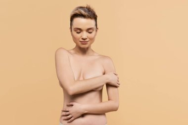 Kendine güvenen genç bir kadın güzelliğini kucaklar, sıcak bir arka plana pozitif enerji saçar..