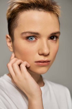 Kendine güveni tam genç bir kadın huzurlu bir ortamda vücut pozitifliği.