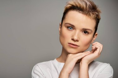 Genç bir kadının büyüleyici varlığı şu anda vücudun olumlu ve kendine güvenini yansıtır..