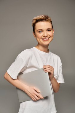 Vücut pozitif kadın kendine güven yayar, güzelliğini gösterir ve bireyselliğini benimser..