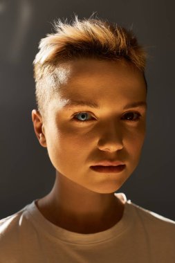 Güzel bir genç kadın kendine güveni olan parlak güneş ışığında pozitif bir tavırla dolaşır..