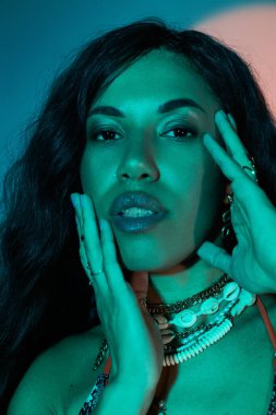 Genç bir kadın rengarenk bir yaz atmosferinde güzelliğini ve tarzını sergiliyor..