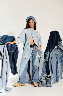 Genç bir kadın, canlı bir iç mekanda modaya uygun kot modelliği yapıyor..