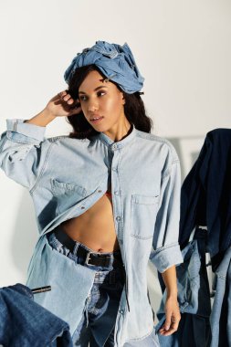 Genç bir kadın şık kotunu parlak bir ortamda sergiliyor..