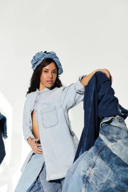 Genç kadın yaz kotu modasıyla hava atıyor. Parlak ışıkta ışıldayan güzellik ve kendine güven..