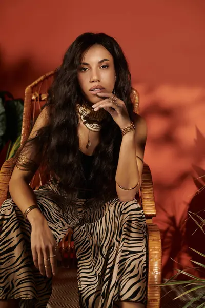 Güzel genç bir kadın şık poz verir, şık bir yaz elbisesi giyer, sıcak bir zemine karşı..