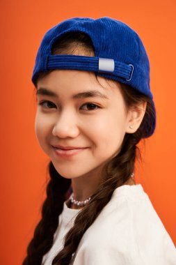 Modayı takip eden genç bir kız benzersiz tarzını parlak bir stüdyoda sergiliyor..