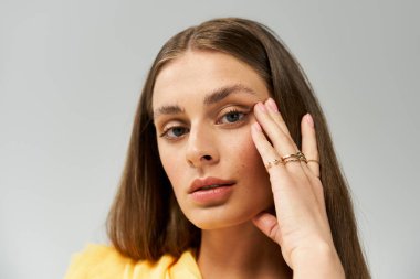 Genç bir kadın zarafet sergiliyor. Sıradan bir dokunuşla, somutlaştırıcı yaz modası ve güzelliğiyle..