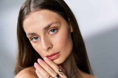 Parlak kadın yaz stilini ve zarafetini vurguluyor, yumuşak bir ifadeyle kendinden emin bir şekilde..