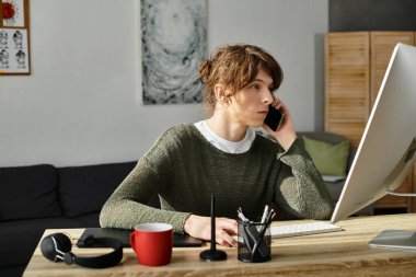 Genç adam evde özenle ders çalışıyor. Etrafı rahat bir şekilde telefonla iletişim kuruyor..