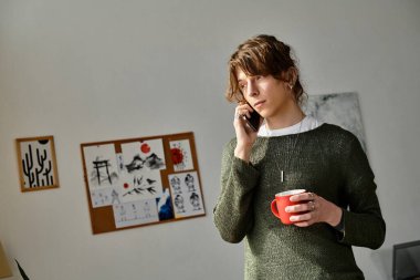 Öğrenci sohbetleri, rahat, yaratıcı bir evde içki yudumlamak..