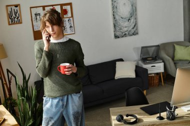 Genç adam rahat bir evde otururken telefonda konuşuyor..