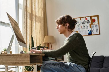 Enerjik genç adam, ilham dolu şık çalışma alanında özenle çalışıyor..