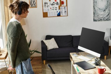 Odaklanmış öğrenci masasının başında duruyor, evdeki rahatlığın tadını çıkarırken öğrenmeye çalışıyor..