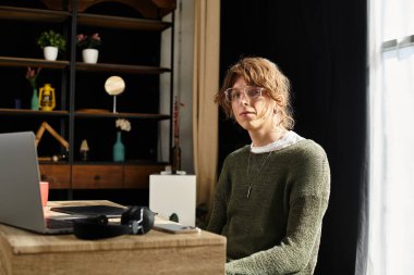 Öğrenci şık bir çalışma alanında çalışıyor, dizüstü bilgisayar, derin düşünce.