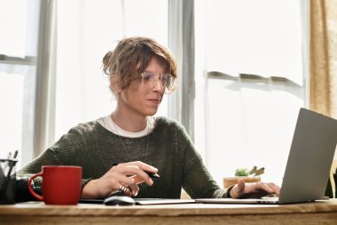 Öğrenci, rahat bir öğrenme ortamıyla çevrili evde akademik çalışmaya odaklandı.