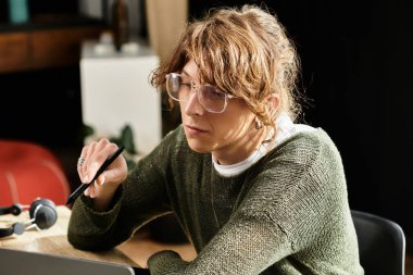 Hevesli öğrenci, kavramları kavramak için özenli bir şekilde materyalleri analiz ediyor..