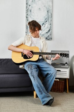 Genç bir öğrenci, sıcak bir öğleden sonra evinde gitar ile müzik yeteneğini keşfeder..