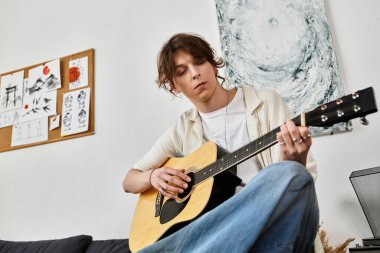 Bir adam sakin bir öğleden sonra seansına katılır, rahat bir evde gitar çalar..