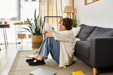 Kendini adamış genç bir adam evde huzurlu bir anın tadını çıkarırken notları gözden geçirir..