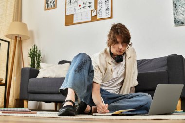 Bir öğrenci, yaratıcı ve davetkar bir atmosferle çevrili, evde odaklanmış bir çalışmayla meşgul olur..