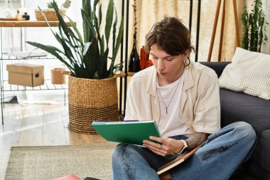 Genç adam evde rahat rahat otururken ev bitkilerinin arasında derinden çalışmaya dalmış..