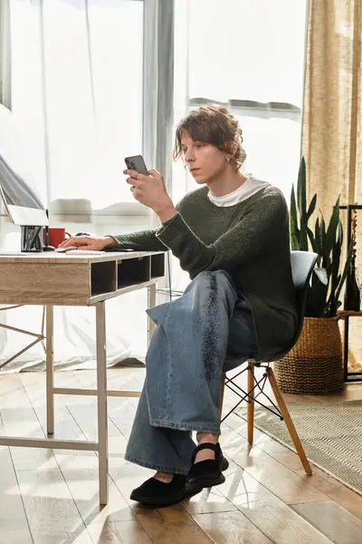 Öğrenci, sakin bir ev çalışma alanında akıllı telefonla iletişim kurar, odaklanma ve rahatlamayı birleştirir.