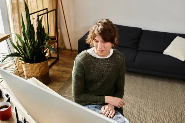 Kendini işine adamış genç bir öğrenci rahat bir ortamda evde ders çalışmaya odaklanmış..