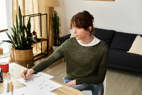 Parlak ve davetkar bir odada, genç bir adam masaya oturur, konsantre bir şekilde kağıda resim çizer..