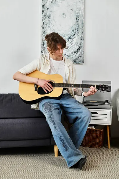 Genç bir öğrenci, sıcak bir öğleden sonra evinde gitar ile müzik yeteneğini keşfeder..