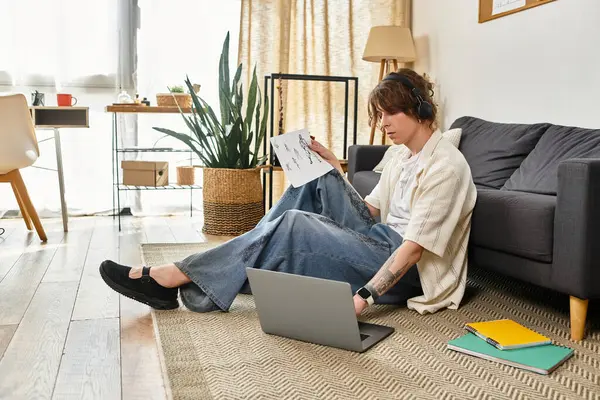 Genç bir adam evde çalışıyor, müziğe dalmış ve etrafı konfor ve ilhamla çevrili..