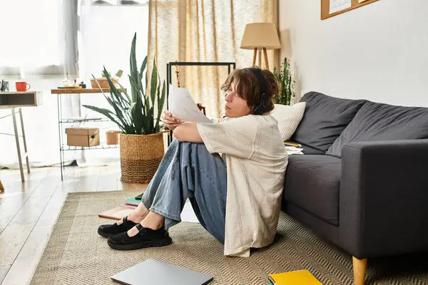 Kendini adamış genç bir adam evde huzurlu bir anın tadını çıkarırken notları gözden geçirir..