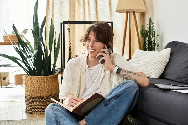 Genç bir öğrenci evde dinleniyor, telefonda sohbet ediyor ve fikirleri not defterine not alıyor..