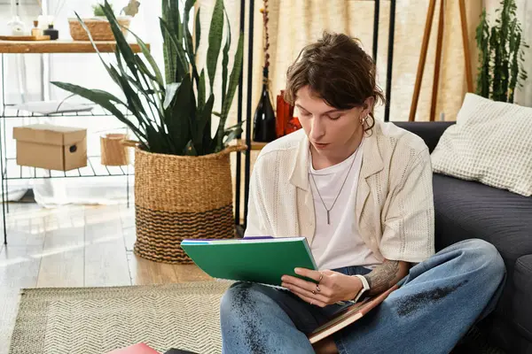 Genç adam evde rahat rahat otururken ev bitkilerinin arasında derinden çalışmaya dalmış..