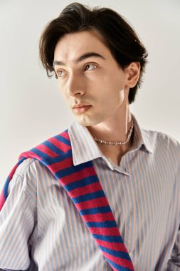 İkili olmayan genç bir birey kendine güvenen ve stil sahibi eşsiz bir moda anlayışı sergiliyor..