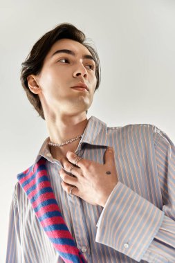 İkili olmayan şık bir kişi gururla benzersiz kimliğini gösterir..