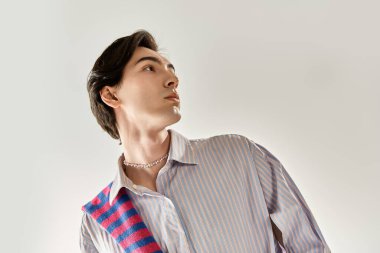 İkili olmayan genç bir kişi canlı moda seçimleri sergiliyor, kimliğini ve gururunu kutluyor..