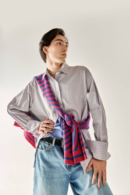 Moda anlayışını ve kimliğini temsil eden, kendine güvenen, şık, genç bir çift kişilikli olmayan kişi..