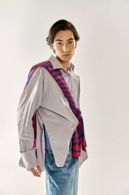 Genç, modaya uygun olmayan bir kişi benzersiz tarzını modern bir ortamda sergiliyor..