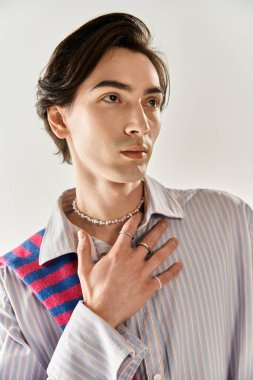 Genç, modaya uygun, ikili olmayan bir kişi eşsiz tarzını ve gururlu kimliğini sergiliyor..